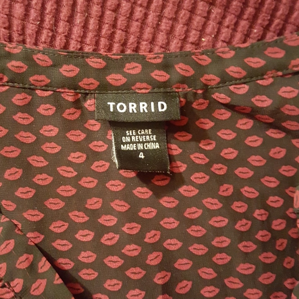 Torrid chiffon lip print ruffle front top